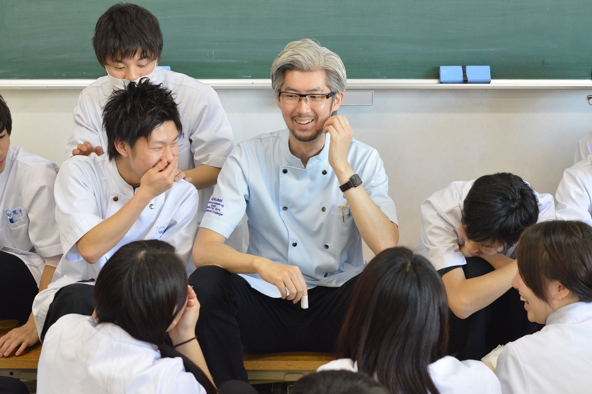 体験入学 美容高等科 公式 国際理容美容専門学校 東京で理容師 美容師 メイクアップアーティスト ネイリスト エステティシャンになるための 理容美容専門学校