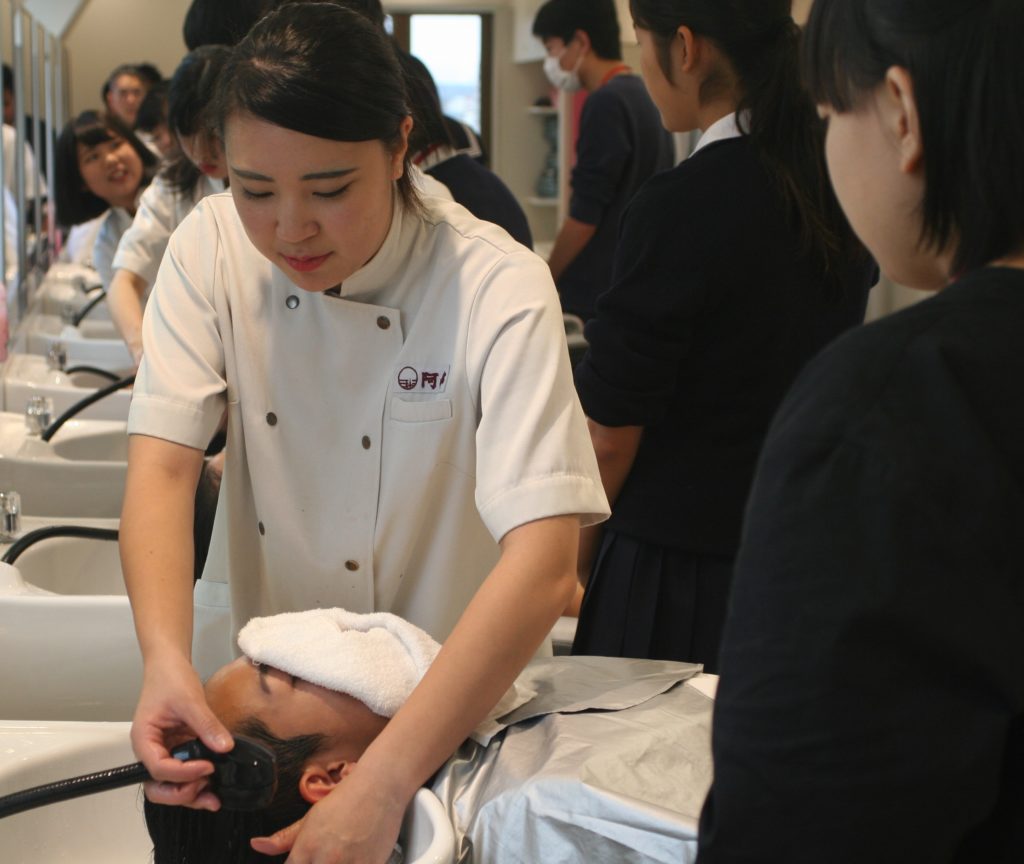 体験入学(美容高等科) 【公式】国際理容美容専門学校 東京で理容師・美容師・メイクアップアーティスト・ネイリスト・エステティシャンになるための理容美容専門学校